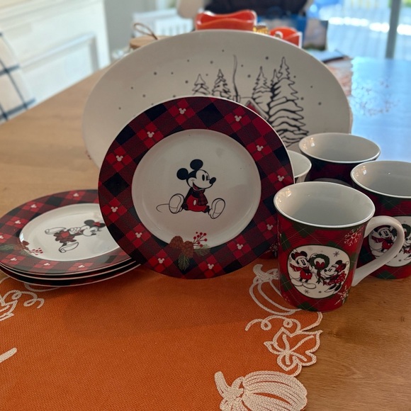 Disney Holiday Dining Set - Picture 2 of 8